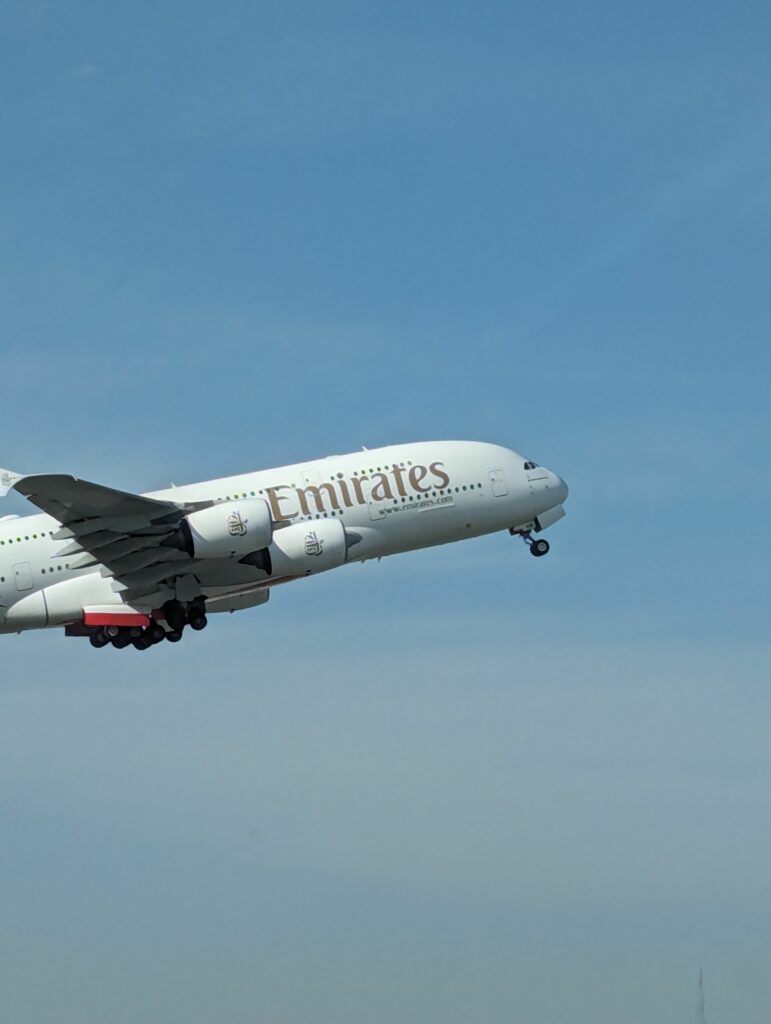 Avionul între Dubai și Londra alarmează: ce s-a întâmplat la bord?