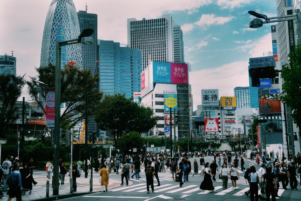Japonezii, speriați de muncitorii străini. Tokio înăsprește regulile pentru obținerea permisului de ședere permanentă