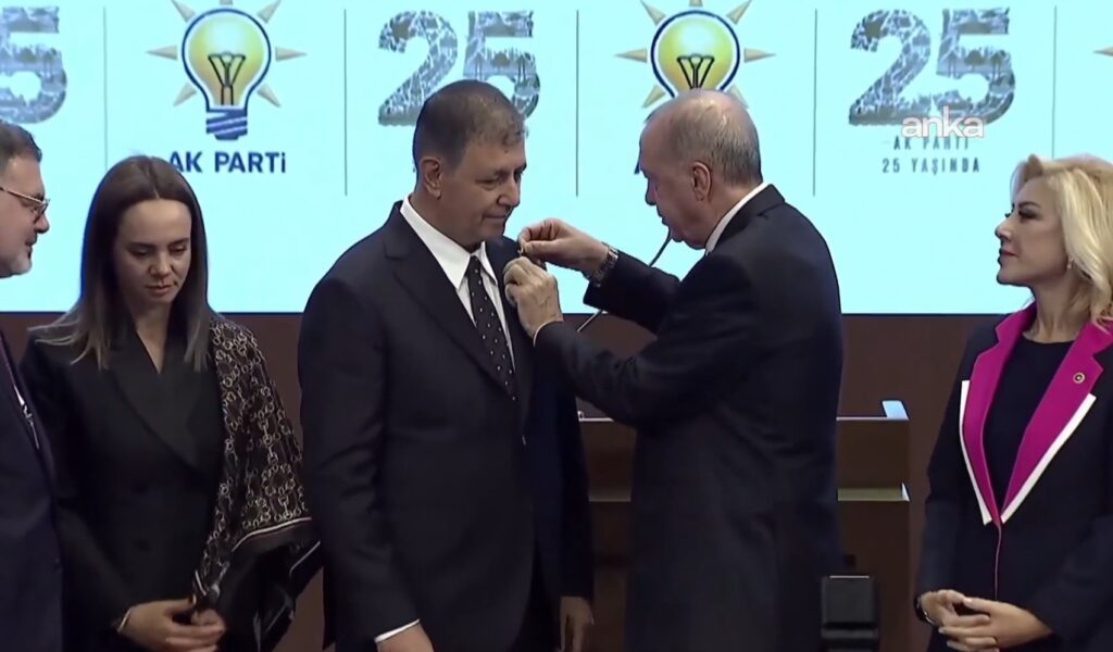 Primarul Izmirului se alătură partidului Erdoğan, opoziția îl acuză grav