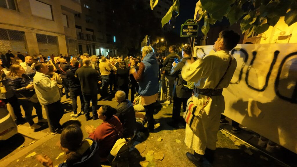„Căline, suntem aici cu tine”: în jur de 300 de susținători ai lui Georgescu, în fața Arestului Central