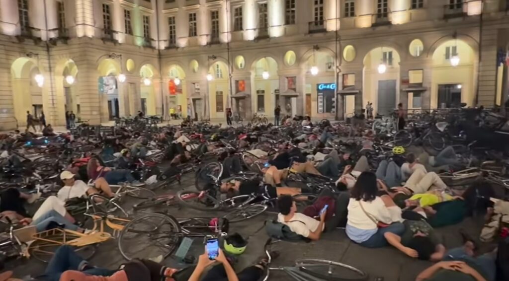 Protest neobișnuit la Torino după moartea unui copil de 7 ani. Zeci de oameni formează în fiecare dimineață o „barieră umană”