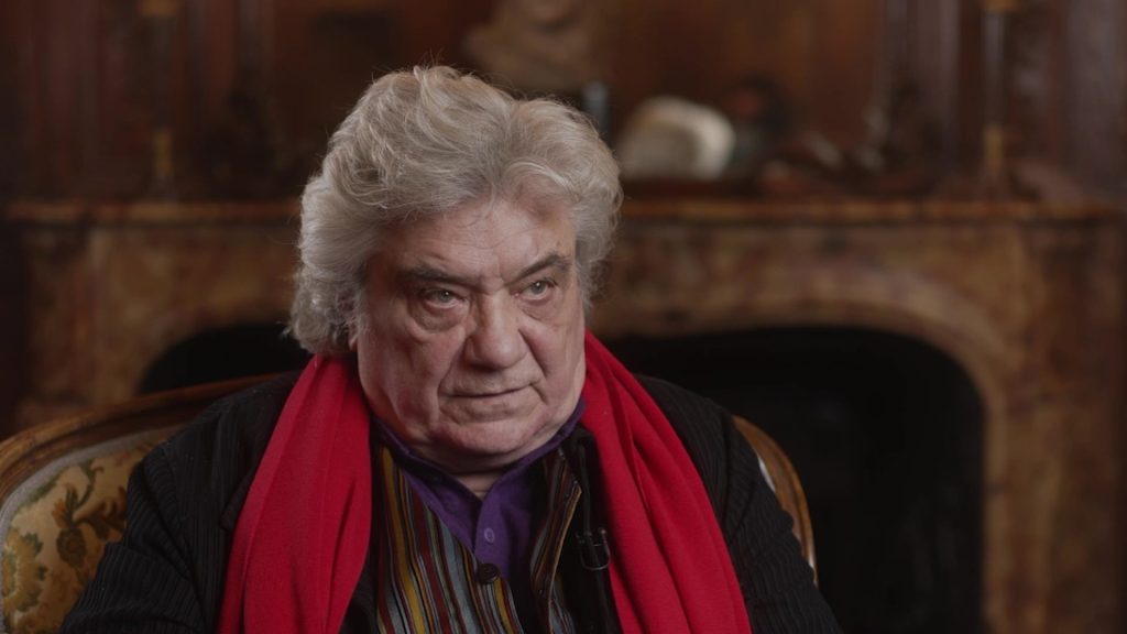 Cum vede protestele violente ale elevilor un actor român fugit acum 57 de ani în Franța și stabilit la Paris: „E o țară nu departe de sapa de lemn. Dacă îi dai și foc, ce realizezi?”