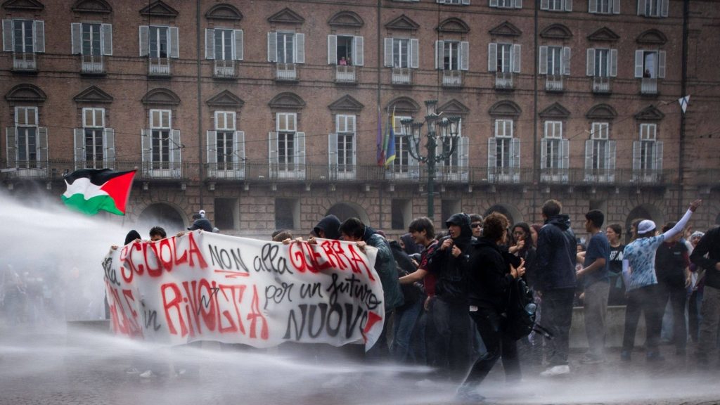 Italia riscă proteste: studenți și poliție se confruntă la Roma și Torino