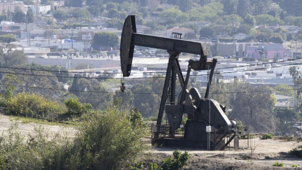 Prețul petrolului scade brusc, deși două nave s-au scufundat în Strâmtoarea Ormuz: decizia analizată la Washington pentru „flota din umbră”