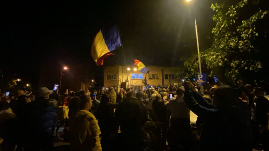 Ziua trei de proteste pentru Georgescu. Susținătorii lui scandează în fața Arestului Central