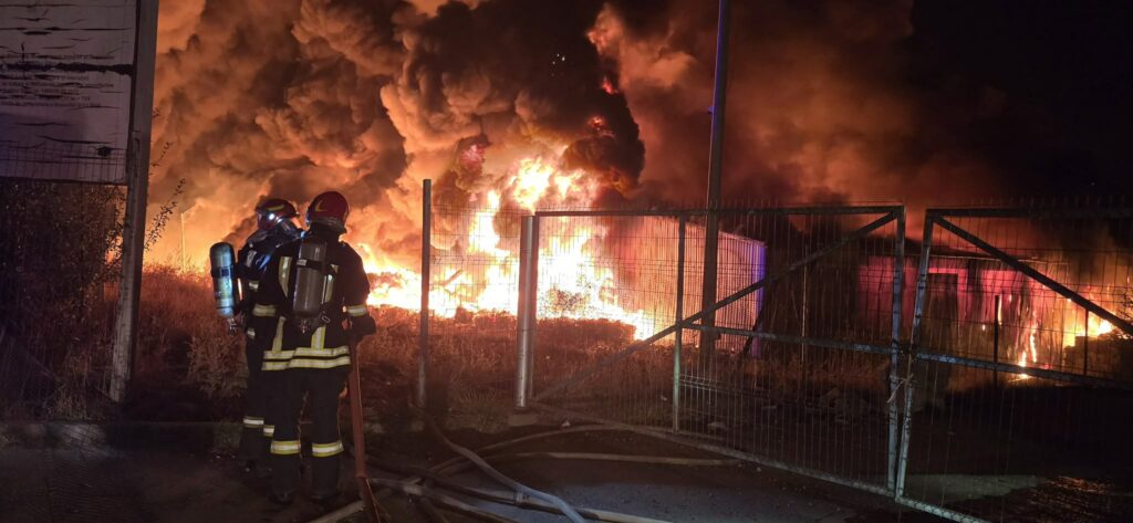 Incendiu masiv în centru de reciclare: locuitorii primesc RO-Alert