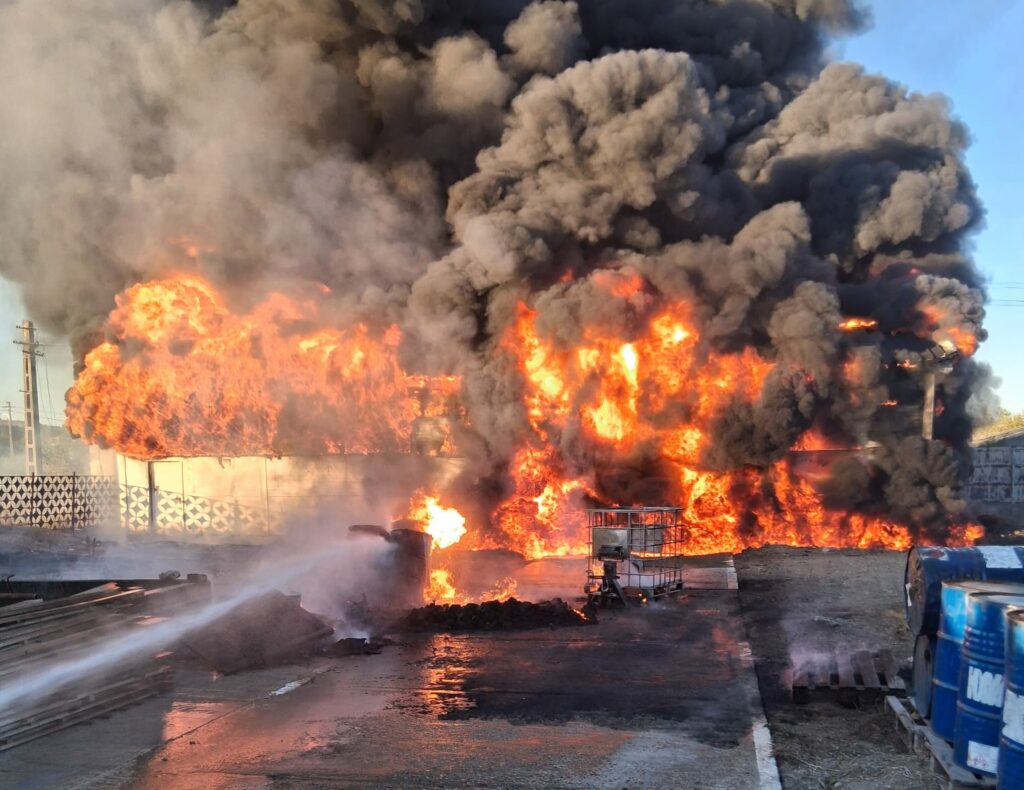 Incendiu la o hală din Sutești, unde erau depozitate vopsea și diluant. Au fost emise două mesaje RO-ALERT