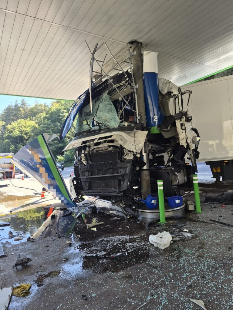 Accident grav la Călimănești, pe Valea Oltului. Un camion frigorific s-a izbit de o stație de carburanți