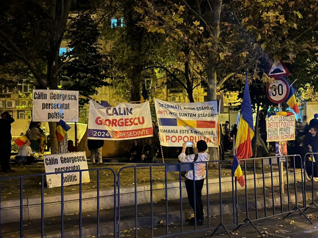 A zecea noapte de proteste pentru Călin Georgescu | Aproximativ 150 de susținători s-au adunat la Arestul Central