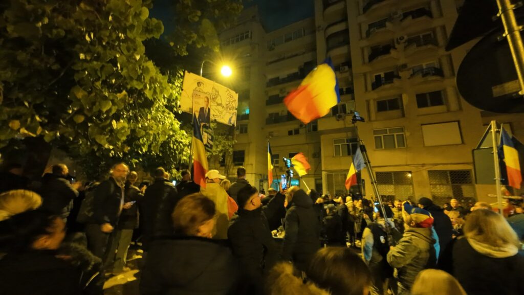 „Nu cedăm”. Aproximativ 300 de susținători ai lui Călin Georgescu, din nou în față la Arestul Central