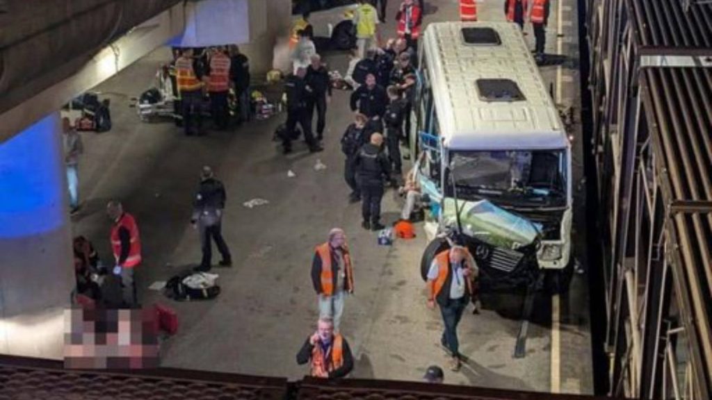 Microbuz cu 18 șoferi TIR se zbat cu tren la Eurotunel, 19 răniti