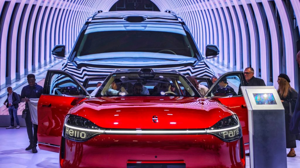 UE vrea să introducă tarife și la mașinile hibride importate din China, după ce deficitul comercial a ajuns la un miliard de euro pe zi, iar industria auto anunță concedieri pe bandă